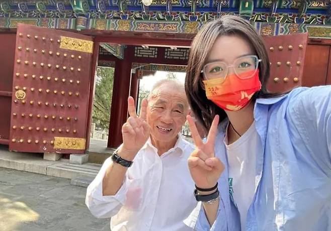 80대 친할아버지와 함께 여행을 하며 영상을 제작해 공유하고 있는 20대 손녀가 화제의 인플루언서로 떠올랐다.출처 웨이보