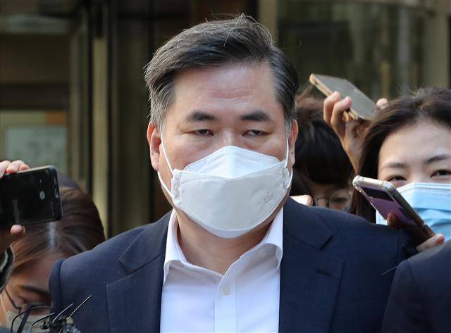 오전 재판 마친 유동규 ‘묵묵부답’ - 유동규 전 성남도시개발공사 기획본부장이 24일 오전 서울 서초구 서울중앙지법에서 열린 대장동 개발 사업 특혜 의혹 관련 속행 공판에 출석해 오전 재판을 마치고 청사를 나서고 있다. 2022.10.24 뉴스1