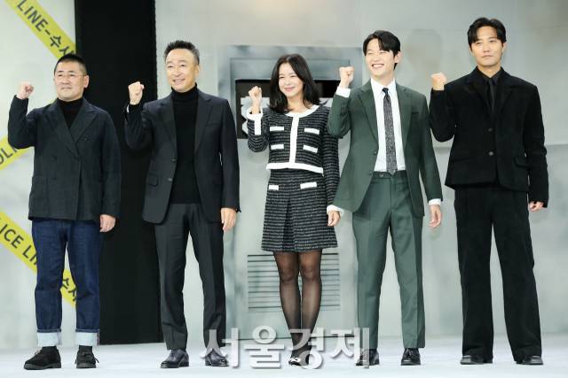 한동화 감독, 배우 이성민, 경수진, 이학주, 진구가 25일 오전 서울 강남구 그랜드 인터컨티넨탈 서울 파르나스에서 진행된 디즈니 플러스 오리지널 시리즈 '형사록'(극본 임창세/연출 한동화) 제작발표회에서 포즈를 취하고 있다. / 사진=김규빈 인턴기자