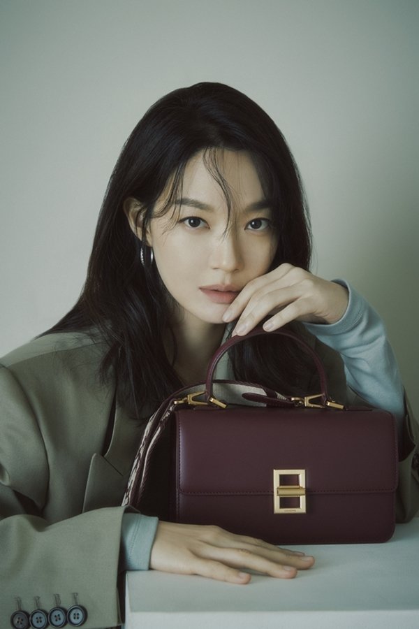 Actor Shin Min-as photo was released.Shin Min-a in the picture depicts a unique urban atmosphere and emits an alluring and chic charm. He reveals an elegant autumn goddess by matching a classic tote bag with a rock decoration on a white jacket.The set-up style adds a chic finish to the fashion with a retro charm.On the other hand, Shin Min-a played the role of Min Sun-ah in tvN Drama  ⁇  Our Blues  ⁇ , which ended in June. ⁇  The movie starring him and Gong Hyo-jin was digitally remastered in 14 years and reopened in August.