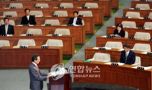 이해찬 전 총리의 정부 시정연설 (서울=연합뉴스) 양현택 기자 = 이해찬 전 총리가 25일 국회 본회의장에서 한나라당 의원들이 퇴장한 가운데 노무현 전 대통령의 시정연설을 대독하고 있다. 2004.10.25