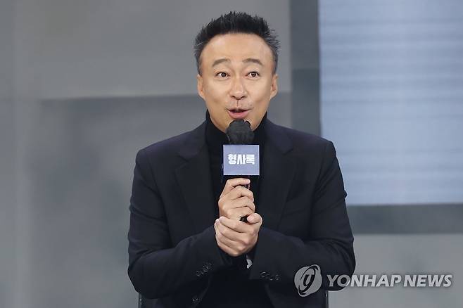 '형사록' 주연 배우 이성민 (서울=연합뉴스) 진연수 기자 = 배우 이성민이 25일 서울 강남구 그랜드인터컨티넨탈 파르나스 호텔에서 열린 디즈니+ 새 오리지널 시리즈 '형사록' 제작발표회에서 인사말을 하고 있다. 2022.10.25 jin90@yna.co.kr