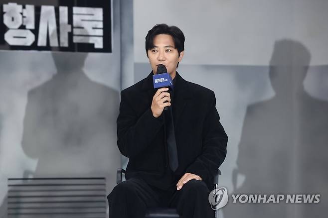 진구 "형사록으로 인사드립니다" (서울=연합뉴스) 진연수 기자 = 배우 진구가 25일 서울 강남구 그랜드인터컨티넨탈 파르나스 호텔에서 열린 디즈니+ 새 오리지널 시리즈 '형사록' 제작발표회에서 인사말을 하고 있다. 2022.10.25 jin90@yna.co.kr