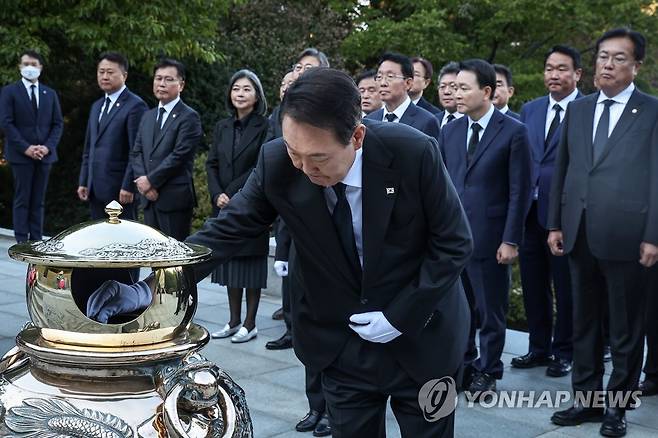 박정희 전 대통령 묘역 참배하는 윤석열 대통령 (서울=연합뉴스) 안정원 기자 = 윤석열 대통령이 박정희 전 대통령 서거 43주기를 하루 앞둔 25일 오후 서울 동작구 국립서울현충원을 방문, 박 전 대통령 묘역을 참배하고 있다. 2022.10.25 [대통령실 제공. 재판매 및 DB금지] jeong@yna.co.kr
