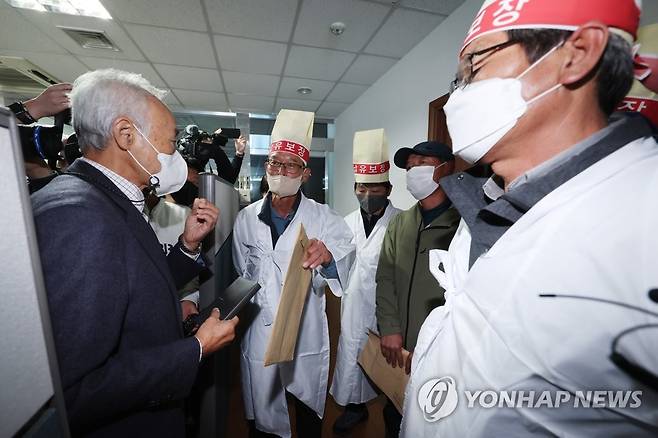 낙농가, '사업종료 통보' 푸르밀 본사에 항의방문 (서울=연합뉴스) 임화영 기자 = 사업 종료를 통보한 유제품 기업 푸르밀에 원유를 공급해 온 낙농가들이 25일 서울 영등포구 푸르밀 본사에 사업 종료에 대한 항의 방문해 사측 오태한 비상대책위원장과 대화하고 있다. 2022.10.25 hwayoung7@yna.co.kr