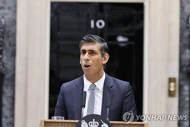 취임 후 첫 연설하는 리시 수낵 영국 총리 (런던 EPA=연합뉴스) 리시 수낵 영국 총리가 25일(현지시간) 총리실 앞에서 취임 후 첫 연설을 하고 있다. 2022.10.25 photo@yna.co.kr