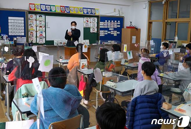 22일 서울 도봉구 창동 창원초등학교에서 학생들이 1교시 수업을 듣고 있다. 2021.11.22/뉴스1 ⓒ News1 사진공동취재단