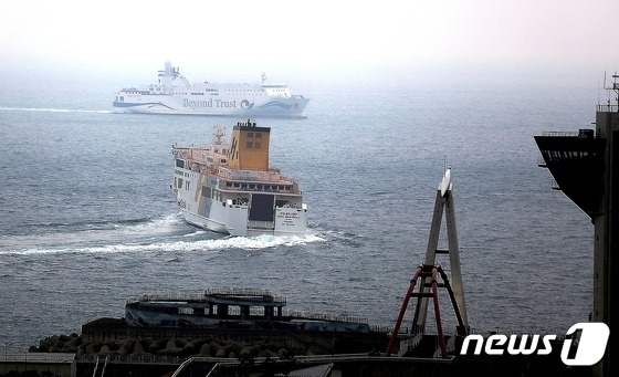 제주도는 국비 780억원을 투입, 2027년까지 제주항에 2만톤급 화물선이 접안할 수 있는 잡화부두 1선석을 확충하는 제주외항 2단계 개발사업 타당성 재조사가 기획재정부를 통과했다고 26일 밝혔다. 제주항에 입항하려는 인천~제주항로 여객선 비욘드 트러스트호(사진 위쪽)와 비욘드 트러스트호의 접안을 위해 6부두를 비워주는 골드 스텔라호./뉴스1