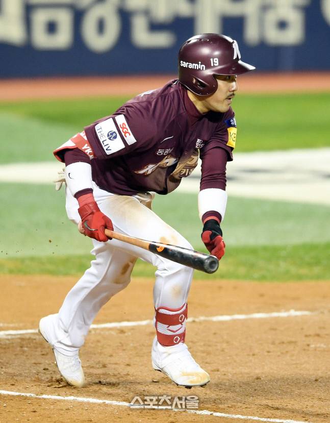 키움 이용규가 25일 잠실구장에서 열린 2022 KBO 플레이오프 2차전 LG와 경기에서 2회초 2타점 적시타를 터뜨리고 있다. 잠실 | 박진업기자 upandup@sportsseoul.com