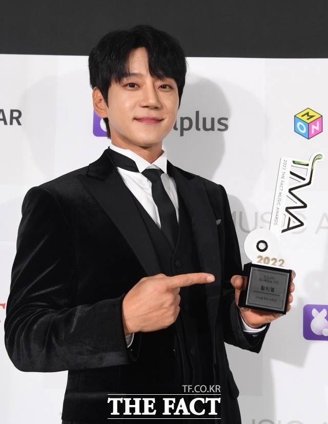 황치열이 8일 오후 서울 송파구 방이동 KSPO DOME(올림픽 체조경기장)에서 열린 '2022 더팩트 뮤직 어워즈'에서 <더팩트>와 인터뷰를 하며 트로피를 들고 포즈를 취하고 있다. /이새롬 기자