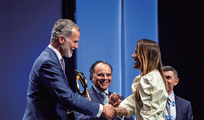 펠리페 6세 스페인 국왕이 황금펜 수상자를 격려하고 있다. / WAN-IFRA