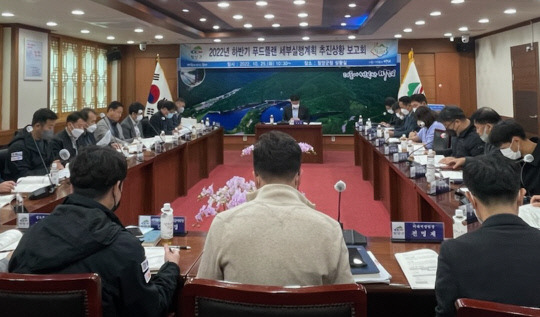 청양군이 25일 군청 상황실에서 2022년 하반기 먹거리 종합계획(푸드플랜) 세부 실행계획 추진상황 보고회를 열고 41개 연계사업을 점검하는 등 프드플랜을 통한 안전된 농가 및 소비자선화에 박차를 기하고 있다.사진=청양군 제공