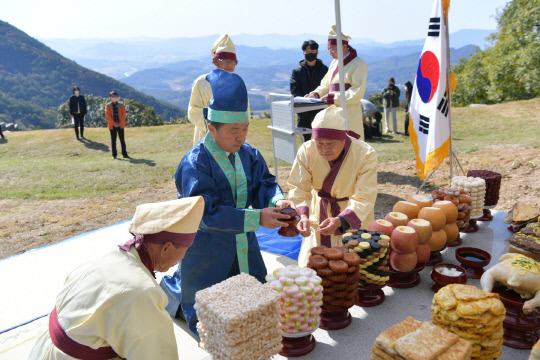 예산군이 백제 부흥군의 넋을 기리는 '2022 대백제 부흥군 위령제'를 지난 25일 백제부흥운동의 마지막 보루인 예산 임존성 유적지에서 봉행했다.사진=예산군 제공