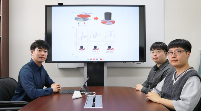 이상훈 DGIST 로봇및기계전자공학과 교수(왼쪽)와 연구에 참여한 강민석, 신희재 석박과정생. DGIST 제공