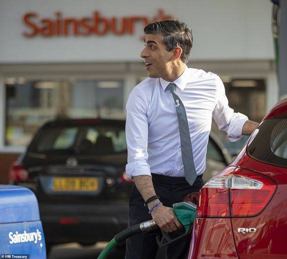 기아 소형차 '리오'를 주유소 직원에게 빌려 주유하는 리시 수낵 영국 총리 내정자. /사진=트위터