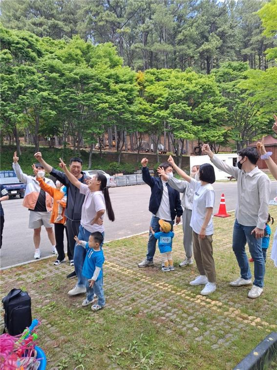 전라남도 광양시 소재 열린어린이집 행사에 부모님과 아이들이 함께 행사에 참여하고 있다. [사진=광양시]