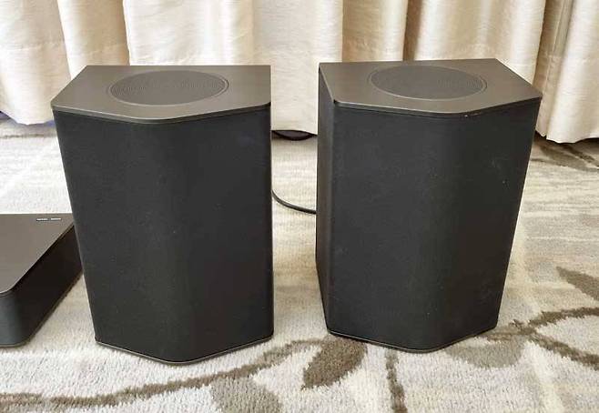 전면 4채널, 상향 2채널의 무선 리어 스피커 유닛