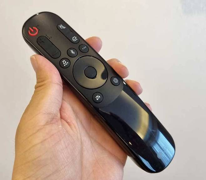 LG 사운드바 S95QR에 기본 제공되는 무선 리모컨