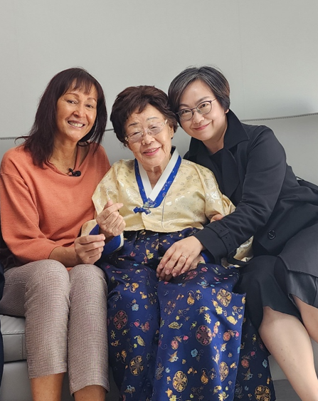 그리셀다 몰런만스(왼쪽)가 지난 17일 이용수 할머니의 자택을 방문해 기념사진을 찍고 있다. 정의기억연대 제공