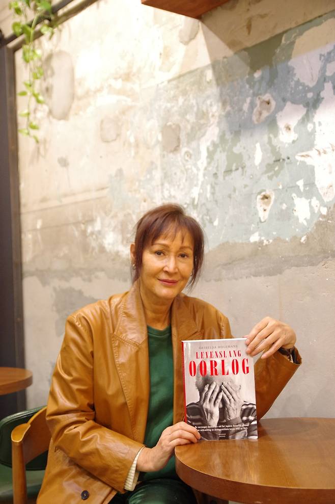 네덜란드 저널리스트 그리셀다 몰러만스가 2020년 출간한 일본군 위안부 피해자 관련 책 <레이븐스 랑 오르로흐>(Levenslang Oorlog)를 소개하고 있다. 이진주 기자