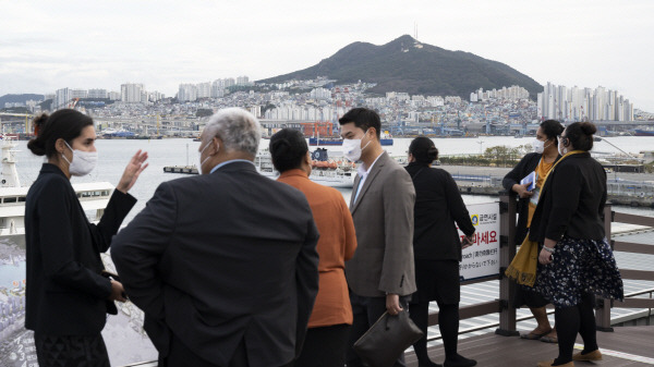 26일 제5차 한-태평양도서국 외교장관회의를 찾은 태평양도서국 외교장관 등이 동구 북항재개발홍보관 하늘정원에서 2030 부산세계 박람회 개최후보지인 북항 일원을 돌아보고 있다. 전민철 기자 jmc@