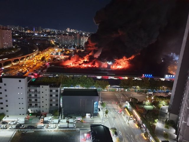 25일 오후 8시 17분께 대구 북구 매천동 농수산물 도매시장에서 원인을 알 수 없는 대형 화재가 발생해 소방 당국이 진화에 나서고 있다. 대구소방안전본부 제공