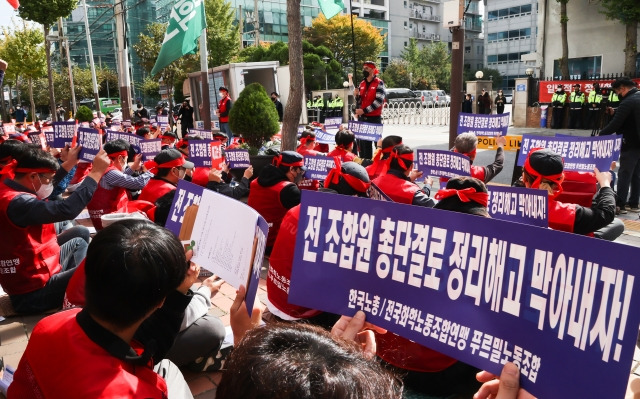 전국화학노조 산하 푸르밀 노조가 26일 서울 영등포구 푸르밀 본사 앞에서 푸르밀 정리해고 규탄 결의대회를 열고 정리해고 철회를 촉구하고 있다. 연합뉴스