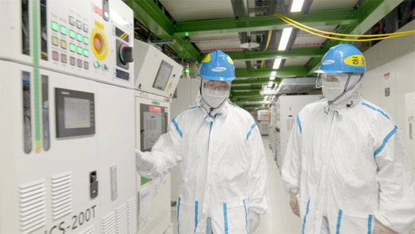 삼성전자와 테키스트 관계자들이 삼성전자 평택캠퍼스에서 반도체 공정에 쓰이는 온도조절 장치 `칠러`를 소개하고 있다. [사진 제공 = 삼성전자]