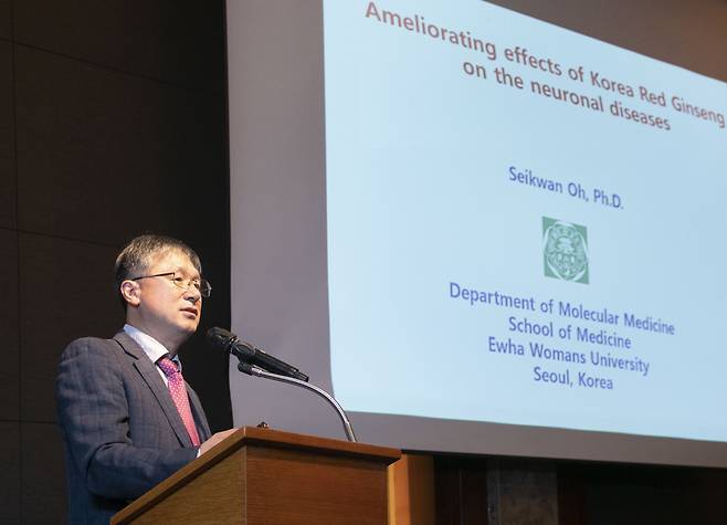 〈사진설〉 이화여대 의대 오세관 교수가 제 13회 국제인삼심포지엄에 연자로 참여해 홍삼의 기억력 개선 효과에 대해 강연하고 있다. 출처:고려인삼학회