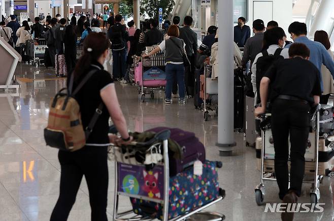 [인천공항=뉴시스] 백동현 기자 = 5일 오전 인천국제공항 제1여객터미널 출국장에서 이용객들이 탑승수속을 기다리고 있다. 이날 인천공항공사에 따르면 개천절 연휴인 지난 9월30일부터 이달 3일까지 나흘간 인천국제공항을 이용한 승객은 28만525명으로 일평균 7만131명으로 집계됐다. 코로나19 펜데믹(대유행) 이후 인천공항의 일일 이용객 수가 7만명을 넘어선 것은 지난 7월31일 기록한 7만234명 이후 두 달 만이다. 2022.10.05. livertrent@newsis.com