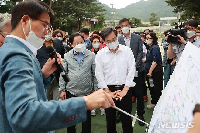 경기도 관계자로부터 지방도 387호선 사업에 대한 보고를 받고 있는 주광덕 남양주시장(왼쪽)과 김동연 경기도지사(오른쪽). (사진= 남양주시 제공)