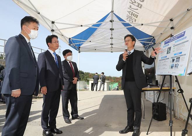 26일 고창군 신림 종돈사업장에서는 진행된 '환경친화적 축산업 모델 구축사업 착수보고회'의 현장 보고에서 심덕섭 고창군수(왼쪽 두번째)를 비롯한 참석자들이 현장 관계자로부터 현황보고를 듣고 있다. *재판매 및 DB 금지