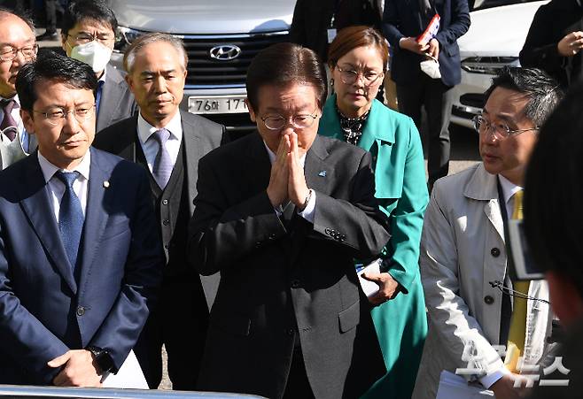 검찰이 민주당사 내 민주연구원에 대한 압수수색에 들어간 24일 오전 서울 여의도 민주당사 앞에서 이재명 대표가 침통한 표정을 짓고 있다. 황진환 기자