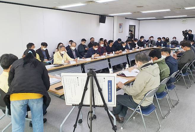 26일 대구시와 북구 매천동 농수산물도매시장 유통상인들이 대책 회의를 하고 있다. 대구시 제공