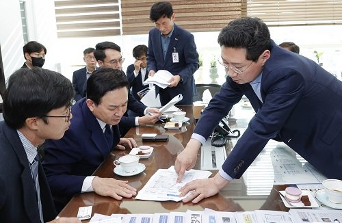 이상일 용인특례시장이 원희룡 국토부 장관에게 용인시의 현안을 설명하고 있다. 사진제공 | 용인시