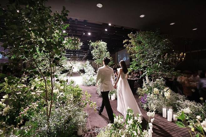 Queen of Figure Kim Yuna and Fore Stellar member Ko Woo-rim married and married, while Ko Woo-rims father, Ko Kyung-soo Pastors The barn is a hot topic.Kim Yuna and Ko Woo-rim made a marriage ceremony at the Shilla Hotel in Seoul on the 22nd and signed a memorandum for a hundred years.Ko Woo-rims father, Ko Kyung-soo, Daegu Peace Church Pastor, left The barn at the marriage ceremony on the day when there was The barn of the two families.Kim Yuna is a Daughter-in-law, a frank and delightful heart, and sincere advice and support to the couple are being talked about after the marriage ceremony, and the wave of impression continues.Pastor first thanked the relatives and guests of both families who attended the marriage ceremony, the host Shin Dong-yup, and Fore Stellar, who was in charge of the celebration, and said, I am deeply grateful to my father-in-law for allowing my daughter to be a young and scarce son.Pastor said, Two people who married today made a marriage announcement three months ago, and since then my name has been called Father in Father. It was hard to cope.I think it will be difficult in the future.  It is an unbelievable pleasure and gratitude to welcome GLOW as a daughter-in-law who is loved by the world beyond all boundaries of the East and the West, but it is also true that welcoming the Queen to Daughter-in-law is a concern for her sons parents. Pastor said, But I am not worried because the experiences of the two people have been so beautiful.As a child, I experienced what it is to be poor, I felt the pain and frustration of failure, I experienced the wisdom to overcome myself, I achieved my goals and enjoyed the joy of victory, but I had already experienced what the mindset of the victor should be.I know that their lives are not made up of their own will and effort, but with the help and cooperation of many people, so if two people form a family and bring their experiences together, I believe it will be Summertime. As our outsider said to the two people at the meeting, the relationship between the two is made by heaven, so I only hope to live more modestly and more kindly.He is the author of Federalist No.10 Kim Yuna Syndrome from the point of view of demarcation humanities referring to the mention of French actor Jean Louis Baro, Actors and athletes have some experience Gong Yoo, but initially they are tense in front of the audience, Lee Yong can be used to complete his art rather than the power of the audience.Kim Yuna said that at the Vancouver Olympics, I read that the family that two people will make in the future may also be nervous at first because of the many people watching this family, but I hope that it will be a complete family that will be loved by more people and give greater hope and courage to their neighbors when they make a happier home with their neighbors. Pastor said, I have a strong request from the bride and groom to shorten the barn in consideration of the guests, so I will tell them what I want to ask them to do as I live, again thanking the guests for their encouragement and support.Finally, Pastor said, I just want to say something to both of you.Our proud son, Urim, and our daughter-in-law Stellar, who is the most beautiful in the world, thank you for being born and living in the light of this world as your name implies.The barn is over! The barn, which is full of joy and affection.The following is Ko Woo-rims father Ko Kyung-soo Pastors The barn specialty.Hello, Im Ko Woo-rims father, Ko Kyung-soo, who was just introduced by the host.First of all, despite having to spend a good time with my family on the weekend, I would like to express my sincere gratitude to my relatives, friends, guests, and Shin Dong-yup, who has been in charge of the society today, and our Fore Stellar brothers who have prepared the celebration, on behalf of both married couples and married couples.I am deeply grateful to all of you who have given your daughter to my son who is still young and lacking.Today, two people who married made a marriage announcement three months ago, and since then, my name has been called Father from Father to Father. It was hard to cope.It is an unbelievable joy and gratitude to welcome GLOW as a daughter-in-law, who is loved by the world beyond all boundaries of the East and the West, but it is also true that welcoming the Queen as a daughter-in-law is a concern for her sons parents.But I do not worry too much because the experiences of the life that the two people have walked in have been so beautiful.I experienced what it is to be poor as a child, I experienced the pain and frustration of failure, I experienced the wisdom to overcome myself, I achieved the goal and enjoyed the joy of victory, but I have already experienced what the mindset of the victor must be.I know that their lives are not made up of their own will and effort, but with the help and cooperation of many people, so if two people form a family and bring their experiences together, it will be a better, prettier and more lovely Summertime I believe.As our outside son-in-law said to the two at the meeting, the relationship between the two is made by heaven, so we only hope to live more modestly and more kindly.My friend sent me a Federalist No. 10 from my friends sister, Professor Ryo Young Lee, who is a Federalist No. 10 on Daughter-in-law.It would be very rare to read 10 and prepare the barn. The title of Federalist No. 10 is Kim Yuna Syndrome from the point of view of the humanities.In 10, a French actor named Jean-Louis Barrault said this.Actors and athletes Gong Yoo have a few experiences, but initially they are tense in front of the audience, but as they build their careers, they will be able to Lee Yong to complete their art rather than the power of the audience.Kim Yuna did it at the Vancouver Olympics.As I read this article, I will be nervous about the family that two people will make in the future, but at first I will be nervous about many people watching this family, but when I make a happier family with my neighbors through my neighbors, I hope it will be a complete family that gives hope and courage to my neighbors.I have a strong request from the bride and groom to take care of the guests and shorten the barn.Once again, I would like to thank all of you for attending this wedding ceremony, and I hope that you will continue to pray, encourage and support the two people and their families.Although we do not have the example, we give all the glory to our Holy Trinity God who will bless us forever for the marriage and new home of two people.I would like to say a word to both of you. Our proud son, Urim, and our daughter-in-law Stellar, who is the most beautiful in the world. Thank you for being born and living in the light of this world.And I love you. The barn end.