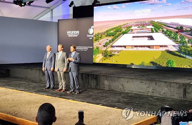 현대차, 미국 조지아 전기차공장 착공식 (서배너[미 조지아주]=연합뉴스) 이종원 통신원 = 정의선 현대자동차그룹 회장(왼쪽)이 25일(현지시간) 미국 조지아주 브라이언 카운티에서 열린 '현대자동차그룹 메타플랜트 아메리카' 기공식에서 브라이언 켐프 미국 조지아주 주지사 등 참석자들과 함께 발언하고 있다. 2022.10.26 vivid@yna.co.kr