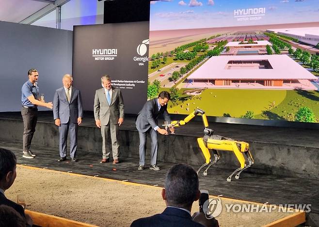 현대차, 미국 조지아 전기차공장 착공식 (서배너[미 조지아주]=연합뉴스) 이종원 통신원 = 정의선 현대자동차그룹 회장 등이 25일(현지시간) 미국 조지아주 브라이언 카운티에서 열린 '현대자동차그룹 메타플랜트 아메리카' 기공식에서 사족보행로봇(로봇개)으로부터 건배를 위한 샴페인 잔을 전달받고 있다. 2022.10.26 vivid@yna.co.kr
