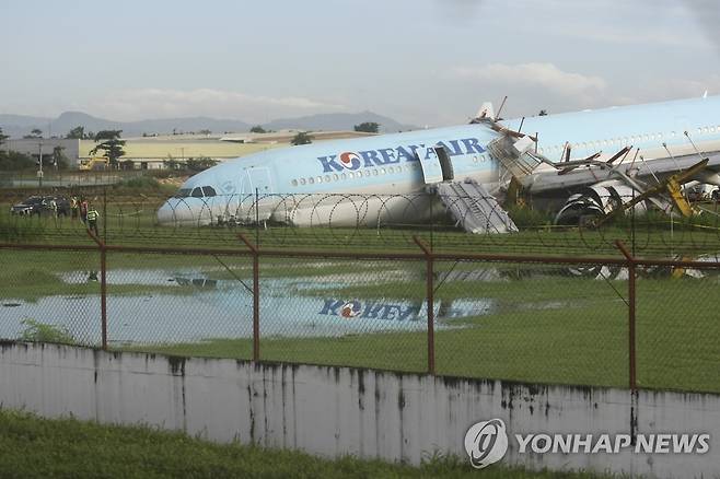 필리핀 세부 공항 활주로 밖에 처박힌 대한항공 여객기 (세부 AP=연합뉴스) 24일 필리핀 세부 막탄공항에서 활주로를 이탈한 뒤 멈춘 대한항공 여객기가 바닥에 처박혀 있다. [연합뉴스 자료사진]