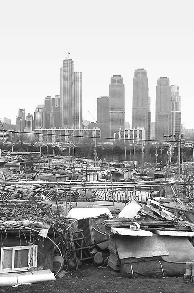 타워팰리스와 구룡마을  [오월의봄 제공. 재판매 및 DB금지]