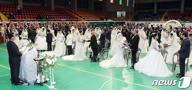 장애인과 비장애인의 어울림 축제인 제29회 전남 장애인 한마음대축제 및 제21회 장애인 동거부부 합동결혼식이 열린 27일 오전 보성군 보성읍 다향체육관에서 장애인 동거부부 33쌍의 합동결혼식을 올리고 있다. (전남도 제공) 2022.10.27/뉴스1