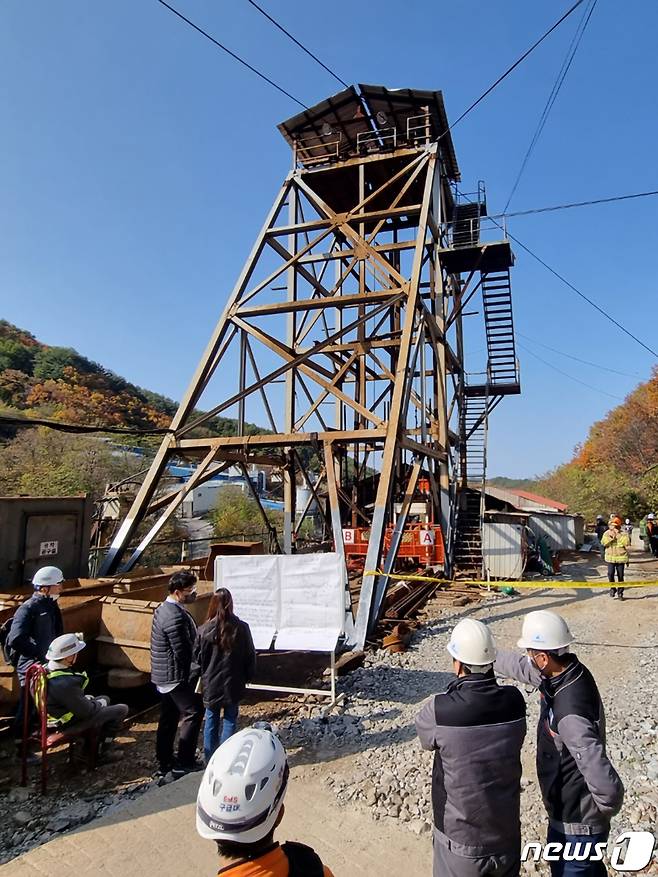 27일 오전 8시34분쯤 봉화군 소천면 서천리에 위치한 아연광산에서 작업 중이던 50대와 60대 광부 2명이 쏟아진 뻘에 고립된 가운데 경북도소방본부 구조대 등이 구조 작업을 서두르고 있다. (봉화군 제공) 2022.10.27/뉴스1 ⓒ News1 최창호 기자