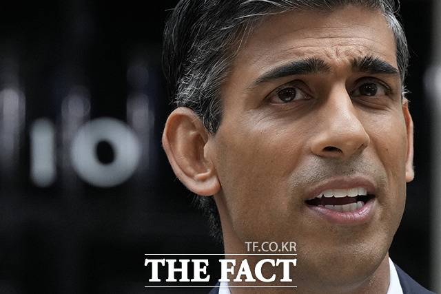 최단명 총리로 사임한 리즈 트러스 전 총리에 이어 수낵 총리가 제57대 영국 총리로 공식 취임했다. 수낵 총리는 찰스 3세가 즉위한 후 처음 임명한 총리가 됐다. /런던=AP.뉴시스