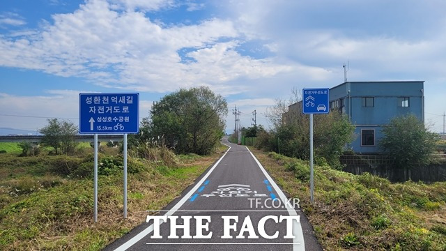 새롭게 정비된 성환천 억새길 자전거도로 모습. / 천안시 제공