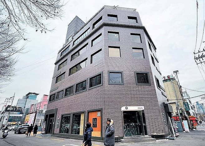 꼬마빌딩은 땅 지분이 많아 아파트보다 가격 하락 폭이 작지만, 불황이 장기화 되면 대출 비중이 높은 물건들이 급매물로 나올 전망이다. 사진은 서울 마포구 용강동의 한 꼬마빌딩./땅집고