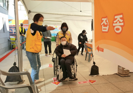 공주시자원봉사센터가 오는 28일까지 공주시보건소 및 보건지(진료)소에서 실시하는 인플루엔자(독감) 예방접종 현장에서 원활한 접종을 위한 자원봉사에 나서 지역사회 귀감이 되고 있다. 사진=공주시 제공