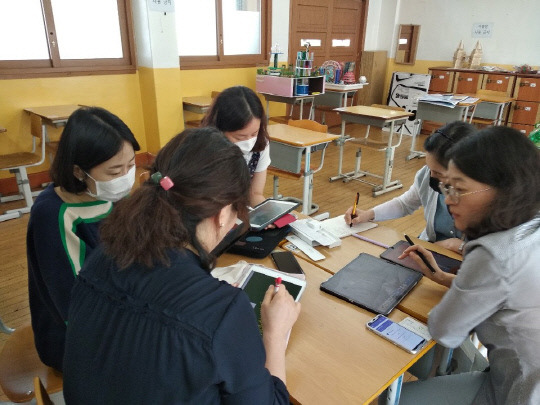 대전탄방중학교 교직원들이 SW연수를 받고 있다. 사진=대전시교육청 제공