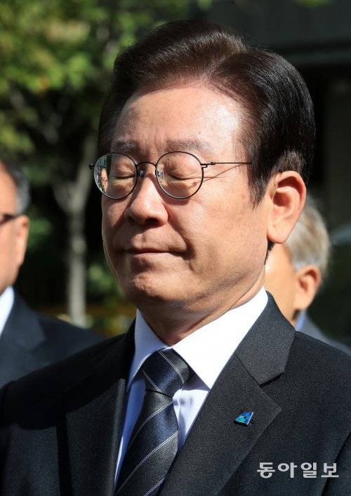 24일 오전 이재명 더불어 당대표가 압수수색이 벌어진 여의도 민주당 당사에 찾아와 기자회견을 하면서 눈을 감고 있다. 장승윤 기자 tomato99@donga.com