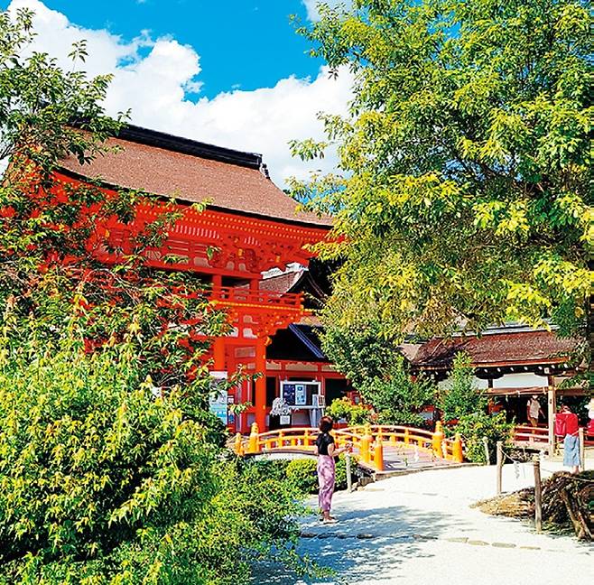 가미가모신사의 붉은 누문. 결혼식도 많이 열린다.