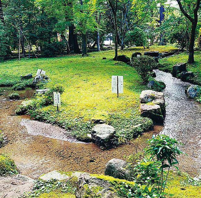 포석정을 닮은 가미가모신사의 곡수연 유적. 단순한 놀이터가 아닌 제례의식의 일부로 추정하고 있다.